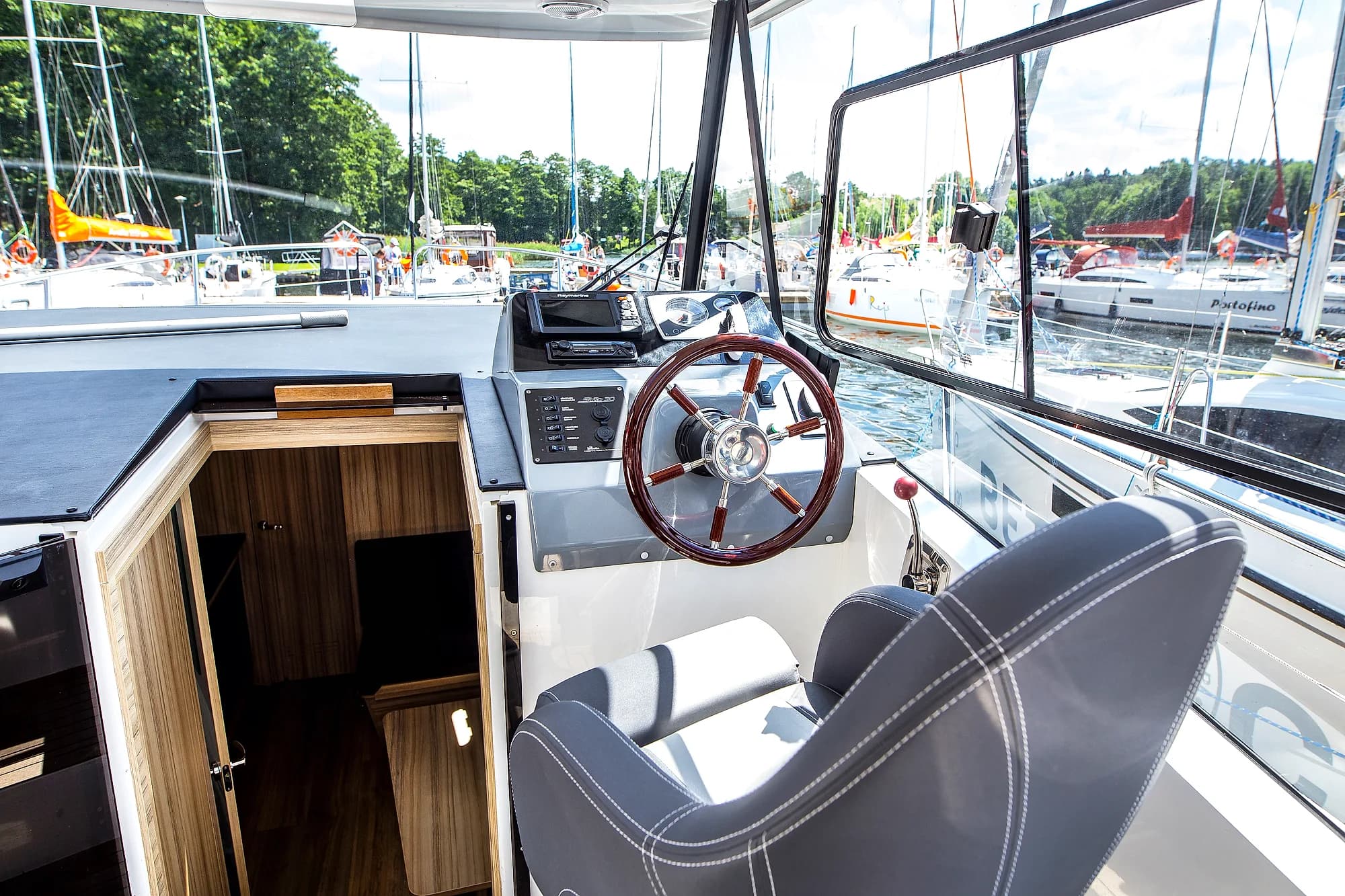 Stillo 30 jacht motorowy kokpit