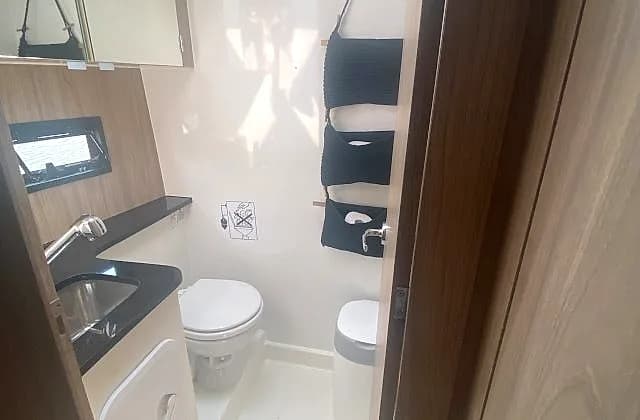 WC lewa kajuta Futura 40 Mikołajki Sumatra