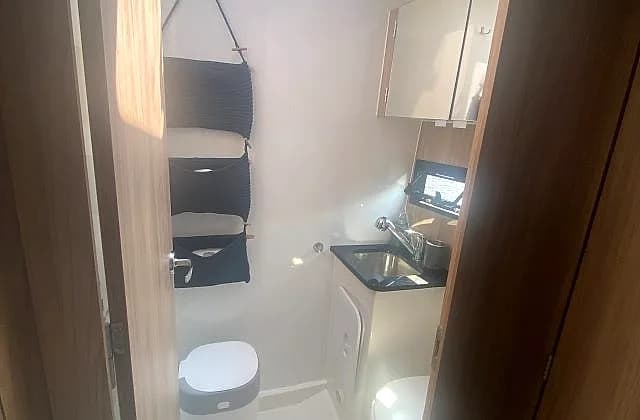 Wc prawa kajuta Futura 40 Mikołajki Sumatra