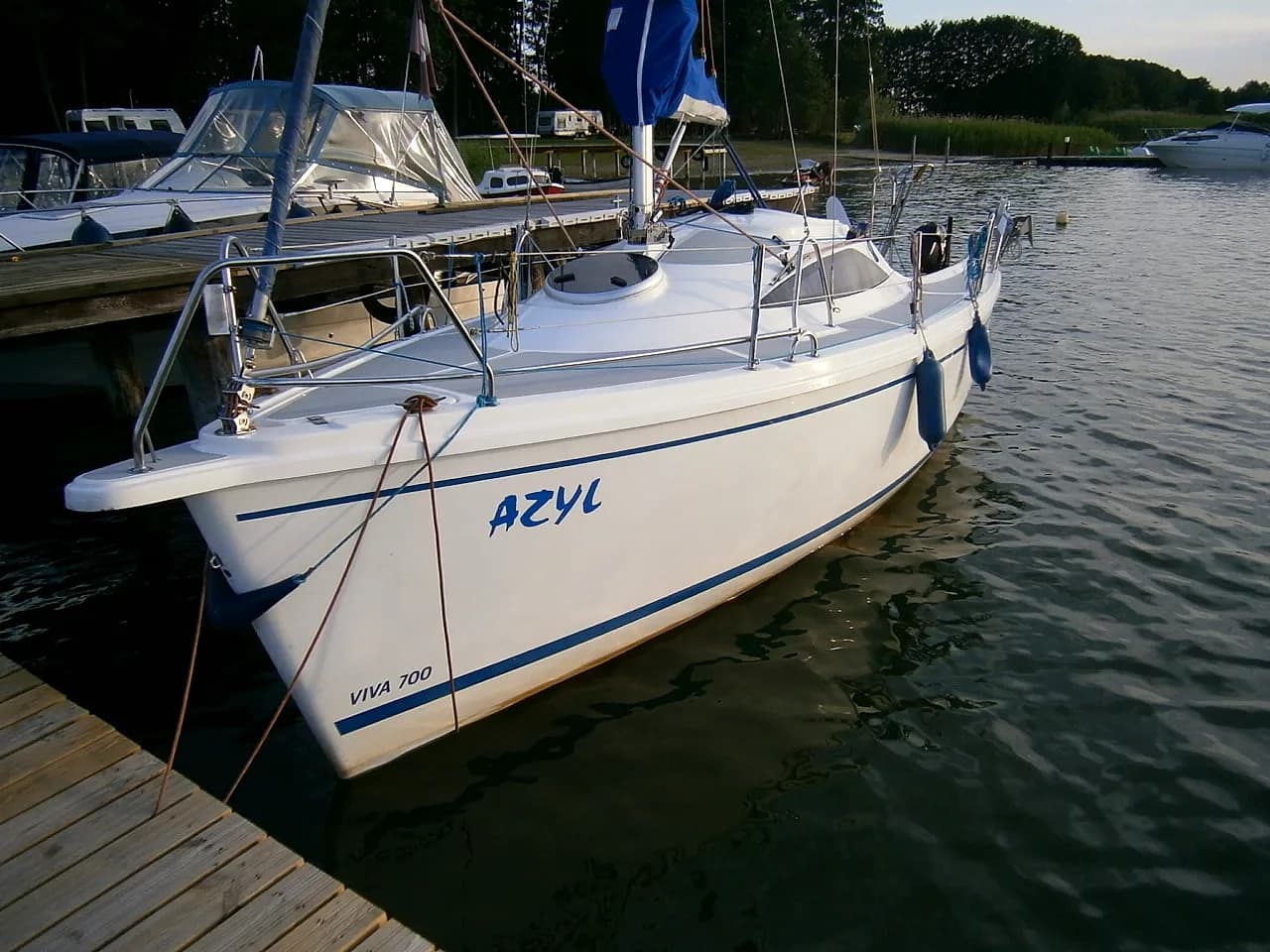 V 3 / AZYL / — zdjęcie 1