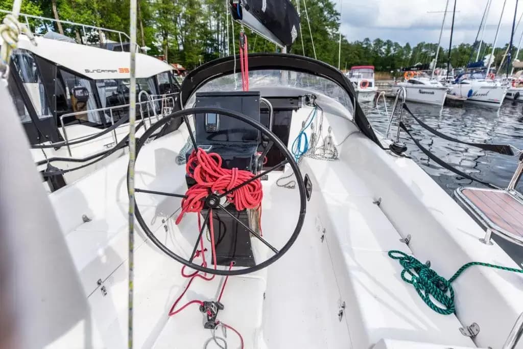 kokpit-jachtu-maxus-33.1-RS-1024x683.jpg