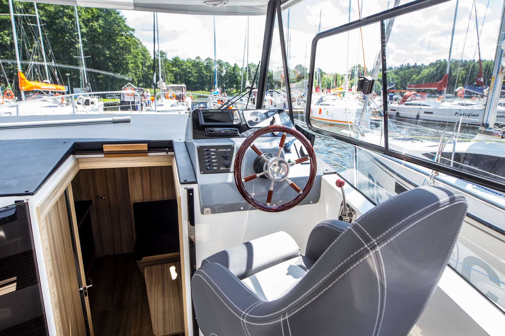 Stillo 30 jacht motorowy kokpit