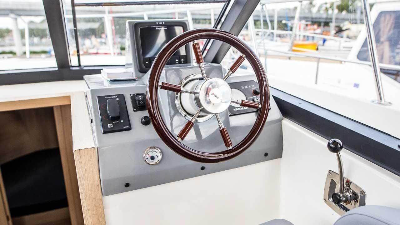 Futura 36 koło sterowe pokład