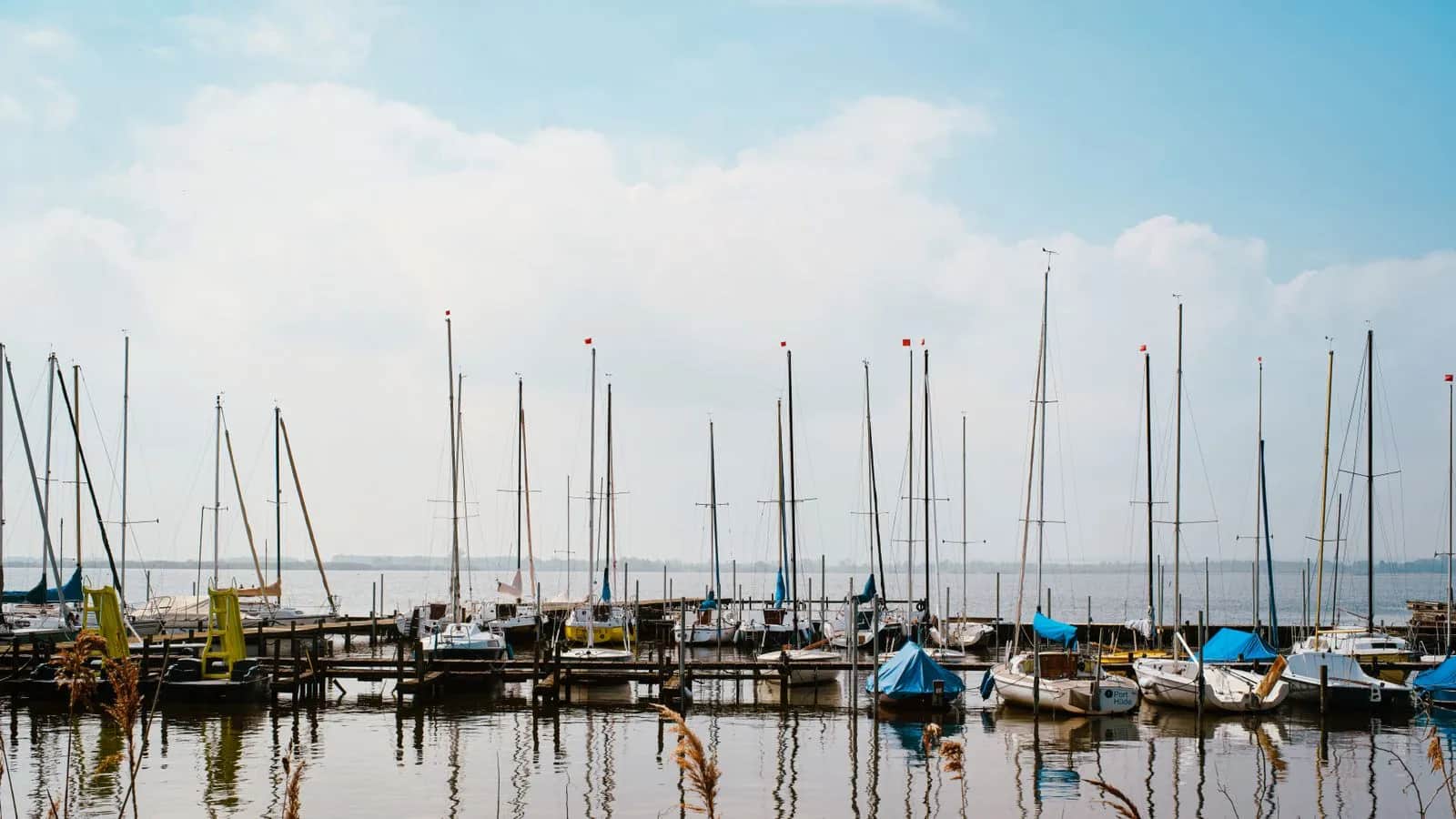 Najlepsze porty i mariny na Mazurach — gdzie cumować?