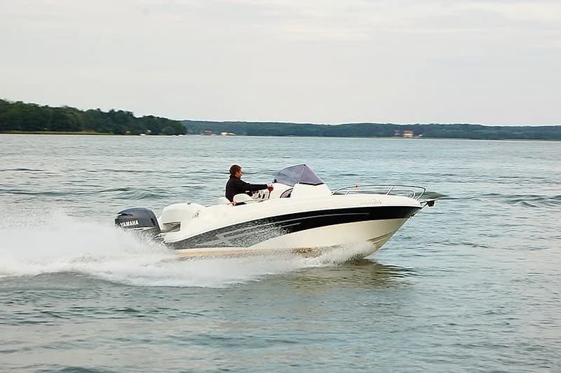 Szybka motorówka AM 555 — zdjęcie 1